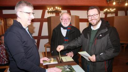 Bild: wro
Bereits in den frühen Morgenstunden nutzte der CSU-Bereits in den frühen Morgenstunden nutzte der CSU-Bürgermeisterkandidat Matthias Grundler (rechts) die Möglichkeit, seine Stimmen abzugeben. Grundler war einziger Kandidat für das Amt des Bürgermeisters, nachdem Herbert Bauer (Bildmitte) nicht mehr antrat. Links im Bild Wahlhelfer Robert Haubner.