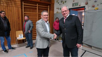 Bild: bsc
Oskar Schuster (links) von der Unabhängigen Freien Wählergemeinschaft (UFW) ist neuer Bürgermeister von Friedenfels. Der scheidende Bürgermeister Gottfried Härtl (rechts) war nicht mehr angetreten. Seinem Nachfolger wünschte er viel Erfolg.