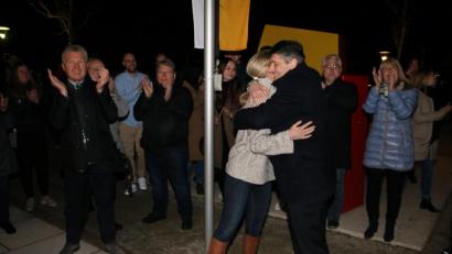 Bild: sne
Ehefrau Gabi ist die erste Gratulantin bei der Wiederwahl von Edgar Knobloch zum Bürgermeister.
