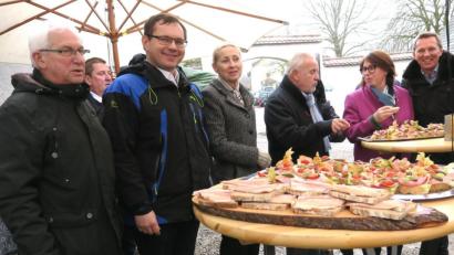 Bild: Hirsch
Zweiter Bürgermeister Kurt Koppmann und Museumsleiter Tobias Hammerl (von links) eröffneten am Mittwoch die Bauernmarktsaison in Perschen.