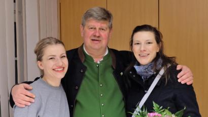 Bild: wlr
Erleichtert über das Ergebnis zur Wiederwahl nimmt Martin Schregelmann seine beiden jungen Konkurrentinnen Moni Waldeck (links) und Lissy Waldeck (rechts) nach deren Gratulationen in den Arm.