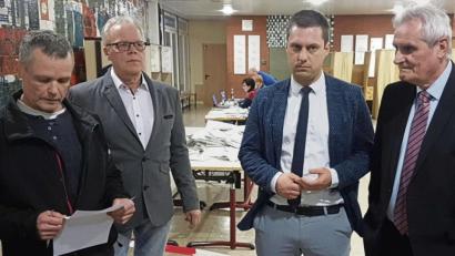 Bild: esc
Wahlleiter Michael Balzer (von links) gibt das Wahlergebnis bekannt. Die Bürgermeisterkandidaten Bernd Kuhbandner (AWE), Wolfgang Söllner (CSU) und Manfred Kratzer (SPD) haben mit einer Stichwahl gerechnet. Dass sich Söllner gleich im ersten Wahlgang durchsetzt, hat alle überrascht.