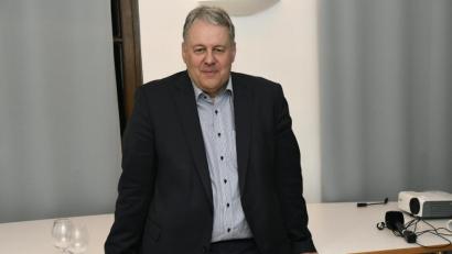 Bild: Petra Hartl
Ein kurzes Durchschnaufen, nachdem das Wahlergebnis am Sonntagabend feststand. Doch am Montag muss Landrat Richard Reisinger gleich wieder durchstarten: Das Coronavirus gönnt ihm keine Pause.