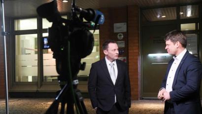 Bild: Gabi Schönberger
Nicht nur beim TV-Interview vor dem Rathaus kommen sich Jens Meyer (SPD, links) und Benjamin Zeitler (CSU) am Wahlabend nahe.