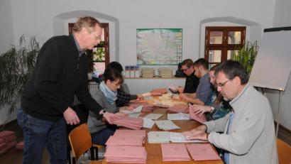 Bild: Joachim Gebhardt
In den neun Briefwahlbezirken hatten die Wahlhelfer rund 60 Prozent der abgegebenen Stimmzettel zu bearbeiten – eine Riesenaufgabe.
