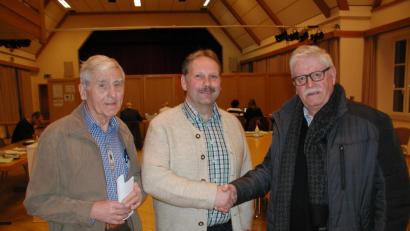 Bild: ld
Der neue Bürgermeister von Brand Bernhard Schindler (Mitte) mit seinem Vorgänger Ludwig König (links) und FWG-Sprecher Georg Zaus (rechts).