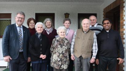 Bild: pi
Margaretha Hartwig (Mitte) genießt die Feier zum 90. Geburtstag und die guten Wünsche von Pfarrer Julius Johnrose (rechts) und Bürgermeister Johann Maurer (links).