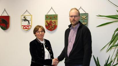 Bild: prh
Amtsinhaberin Marianne Rauh steht vor ihrer dritten Amtsperiode. Mit 58,1 Prozent ist sie erneut an die Spitze der Gemeinde gewählt. Zu den ersten Gratulanten zählt Matthias Kneidl, Geschäftsleiter der Neustädter Verwaltungsgemeinschaft.