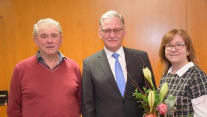Bild: fz
Josef Hammer (Mitte) fährt ein Traumergebnis ein, zu dem Ehefrau Carolin und Gemeindewahlleiter Michael Wurzer gratulieren.