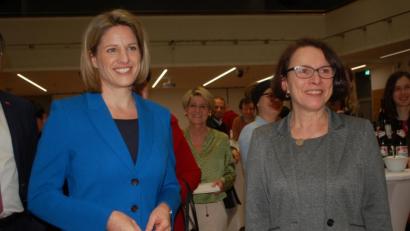 Bild: gib
Kein Handshake wegen Corona: Die beiden OB-Kandidatinnen, die es in die Stichwahl geschafft haben, im Sicherheitsabstand: Astrid Freudenstein (links) und Gertrud Maltz-Schwarzfischer.