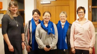 Bild: weu
Heike Klein (rechts) und Bettina Lottner (links) heißen Sonja Markl, Sonja Walbrun und Heike Meixner (von links) im Frauenbund willkommen. Sie erhielten den blauen Vereinsschal.