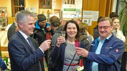 Bild: nm
Eine stattliche Abordnung mit Jürgen Markelstorfer (rechts) an der Spitze ist vom Campingplatz gekommen. Angestoßen wird auf den Erfolg von Thomas Meiler (links). Mit dabei Ehefrau Marlies.