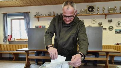 Bild: exb
Keine echte Überraschung. Hubert Kraus (CSU) bleibt Bürgermeister von Pullenreuth. Der beliebte Rathauschef darf eine weitere Amtszeit seine gute und engagierte Arbeit fortsetzen.