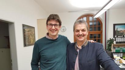 Bild: ck
Bürgermeister Andreas Wutzlhofer (CSU) (rechts) bleibt in Vohenstrauß im Amt. Für den 61-Jährigen ist es die dritte Amtsperiode. Zu den ersten Gratulanten im Wahlbüro zählt Zweiter Bürgermeister Uli Münchmeier.