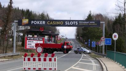 Bild: exb
Die tschechischen Behörden stellen sich quer: Bei Waidhaus endet die B14 an einer Straßensperre.