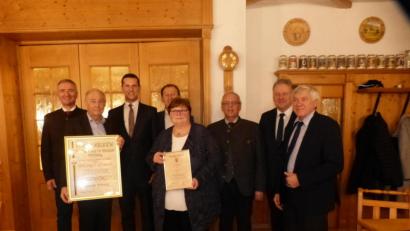 Bild: fm
Bei der Preisverleihung für Ehrenamtliche (von links): Harald Schwartz, Wilfried Schmidt, Bürgermeister Roman Berr, Richard Gaßner, Elfriede Wirbel, Winfried Franz, Landrat Richard Reisinger und MdB Alois Karl.