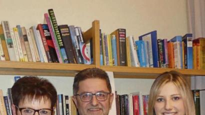 Bild: exb/Henrik Vorbröker
Angelika (links) und Tamara Tauber (rechts) freuen sich über die Wiederwahl von Ehemann beziehungsweise Papa Franz Tauber zum Bürgermeister von Mehlmeisel.