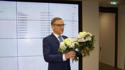 Bild: pz
Mit drei Blumensträußen kam Bürgermeister Bernd Sommer ins Foyer.