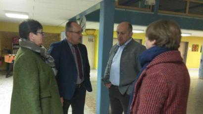 Bild: exb
Ludwig Gürtler (Zweiter von links) löst den bisherigen Bürgermeister Max Völkl (Zweiter von rechts) in Tännesberg ab. Die Ehefrauen verfolgen das Gespräch.