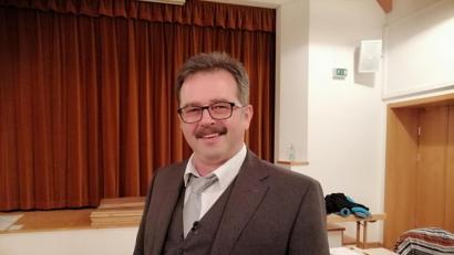 Bild: anv
Trotz leichten Widerstands ist die Freude bei Manfred Dirscherl groß: Bei einer Urwahl wurde er in Weiding erneut zum Bürgermeister gewählt.