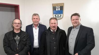 Bild: lnz
Stefan Grillmeier (rechts) trifft in zwei Wochen in der Stichwahl auf Heribert Hegen (links). Johann Brandl (Zweiter von rechts) landete auf Platz drei, Bernhard Thoma auf Platz vier.