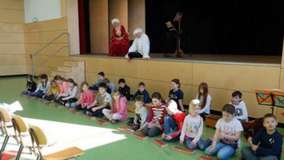 Bild: wec
Wolferl und Nannerl Mozart zeigen sich schwer beeindruckt vom musikalischen Können der Ebermannsdorfer Schulkinder.