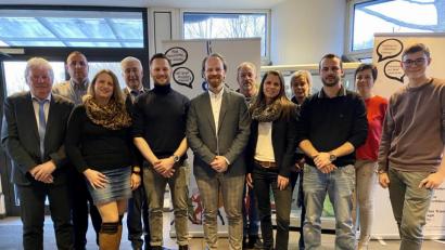 Bild: Eichl
Die neue Vorstandschaft des TC Postkeller: Die Hoffnungen ruhen auf dem 36-jährigen Heiko Hauer (Sechster von links), der einstimmig zum Vorsitzenden gewählt wird.