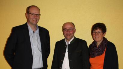 Bild: edo
Albert Nickl (Mitte) freut sich über sein bisher bestes Ergebnis und geht in seine fünfte Amtsperiode als Bürgermeister. Ehefrau Elisabeth und Gemeindewahlleiter Werner Dobmeier gratulieren als Erste.