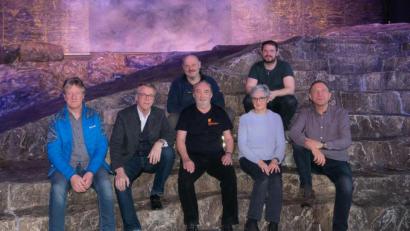 Bild: tr
Letzte Aktion auf dem Bühnenfelsen ist für dieses Jahr ein Posing für ein Pressefoto. Karl und Tobias Schwägerl (hinten von links) sowie Vinzenz Rahn, Franz Stahl, Peter Geyer, Gaby Saller und Mirko Streich (vorne von links) werden in den kommenden Wochen die Passion 2020 abwickeln.