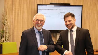 Bild: Thomas Dobler
Diese Geste wird man später vielleicht einmal nicht mehr verstehen, aber in Zeiten des Coronavirus gilt es als eine akzeptable Art, sich zu begrüßen, wenn sich die Ellbogen berühren – so wie hier bei Bürgermeister Manfred Rodde (links, CSU) und seinem Nachfolger Peter Neumeier (rechts, ÜPW).