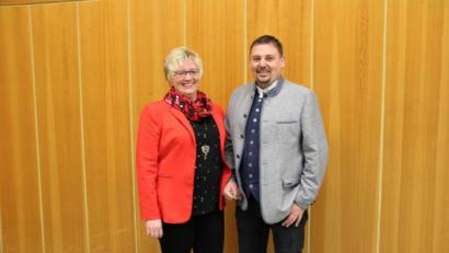 Bild: prh
Gut lachen hat Markus Ludwig. Der Amtsinhaber und SPD-Kandidat wird mit 92,3 Prozent im Amt bestätigt. Zu den ersten Gratulanten zählt Ehefrau Melanie.