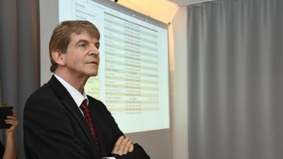 Bild: Petra Hartl
Gefasst verfolgt SPD-Landratskandidat Michael Rischke im Landratsamt die einlaufenden Ergebnisse und ist am Ende „nicht total enttäuscht“. Als „Realist“ hat er sein Abschneiden „im Hintergrund ähnlich kalkuliert“.