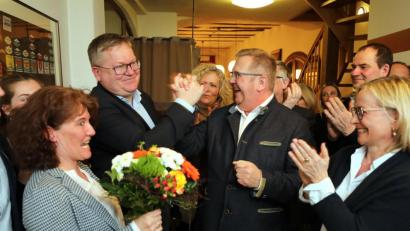 Bild: Wolfgang Steinbacher
Blumen für Ehefrau Christiane und ein Handschlag von Bürgermeister Martin Preuß: Der wiedergewählte Oberbürgermeister Michael Cerny (Zweiter von rechts) war erleichtert.