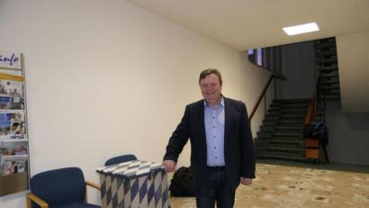 Bild: ils
Gerhard Kellner freut sich über sein Wahlergebnis. Mit 86,2 Prozent wird der CSU-Kandidat in Kirchendemenreuth wieder zum Bürgermeister gewählt.