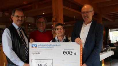 Bild: ads
Lorenz Gebert (links) hat sich zu seinem 70. Geburtstag anstatt Geschenken Spenden für die Initiative „Meine“ gewünscht. Einen Scheck über 600 Euro überreicht der Jubilar an Manfred Lilla sowie Elisabeth und Christian Nerlich (ab Zweiter von links) vom Vorstand der Hilfsorganisation.