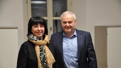 Bild: ak
Dass Günter Kopp (CSU) Bürgermeister der Gemeinde Kulmain bleiben würde, war von vornherein klar. Seine Frau Theresia gratulierte dem einzigen Bewerber zu seinem Ergebnis.