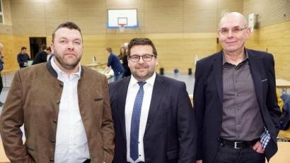 Bild: bkr
Sie saßen in einem Boot und führten einen fairen Wahlkampf. Anton Dornheim von der SPD (rechts) schied aus dem Rennen aus. Adrian Scheitler von der IWG (links) und Thomas Kaufmann (parteilos, Mitte) müssen in die Stichwahl.