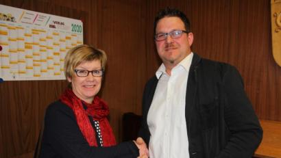 Bild: kro
Isgard Forschepiepe gratuliert dem neuen Bürgermeister von Pechbrunn, Stephan Schübel, zur Wahl.