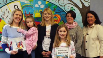 Bild: e
Zwergenland soll die neue Ammerthaler Kindertagesstätte heißen (von links): Julia Michl-Dobmann mit (auf dem Arm) Klara und Tochter Emma, Katharina Reiff, Susanna Honig und Bürgermeisterin Alexandra Sitter.