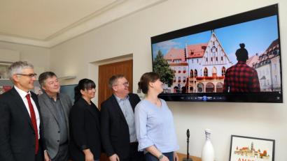 Bild: Wolfgang Steinbacher
Bei der Pressekonferenz zur Vorstellung des Werbefilms "Fachkräfte" im Rathaus. Von links: Rolf Pfeiffer (IHK Amberg-Sulzbach), Karlheinz Brandelik (Wirtschaftsförderung), Zorka Dotto (Stadtmarketing), OB Michael Cerny und Ina Bogner (Stadtmarketing).