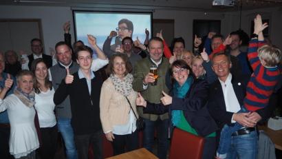 Bild: bl
Der künftige Bürgermeister von Nabburg, Frank Zeitler (Mitte; mit Bierglas), wurde von den versammelten Freunden und Parteikollegen mit stürmischen Jubel empfangen.