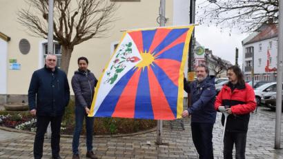 Bild: bnr
Vor dem Pfreimder Rathaus weht seit Dienstag die Flagge Tibets. Die Stadt will damit ihre Solidarität mit allen unterdrückten Völkern zum Ausdruck bringen. Initiiert haben die Aktion Kurt Stangl (rechts) und Ludwig Rauch (Zweiter von rechts).