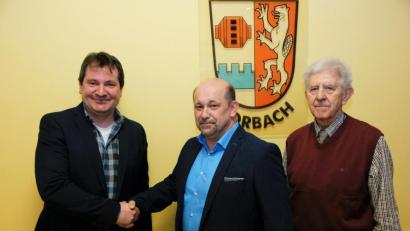 Bild: do
Trotz Coronavirus: Ein Händeschütteln muss sein. Überraschend klar siegt der CSU-Mann Alexander Goller (links) bei der Bürgermeisterwahl gegen den FW-Kandidaten Manfred Plößner. Gemeindewahlleiter und Ehrenbürger Adolf Meier (rechts) gehört ebenfalls zu den ersten Gratulanten.