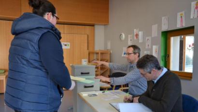 Bild: tk
Stefan Hammer (rechts) und Jürgen Schröther (links daneben) sind zwei von insgesamt rund 500 Amberger Wahlhelfern. Für 45 von ihnen musste Wahlleiter Martin Schafbauer wegen des Coronavirus kurzfristig Ersatz finden.