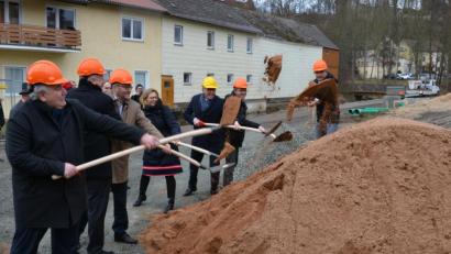 Bild: sfo
Beim Spatenstich legten Zweiter Bürgermeister Peter Gold, Bereichsleiter Planung und Bau der Regierung der Oberpfalz Peter Thumann, Leiter des Sachgebiets Städtebau der Regierung der Oberpfalz Dr. Hubert Schmid, Elisa Scheibl vom Planungsbüro Narr-Rist-Türk, Bürgermeister Franz Stahl, Stadtbaumeister Andreas Ockl und Landschaftsarchitekt Manfred Neidl an den Schaufeln Hand an.