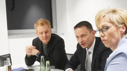 Bild: Gabi Schönberger
Im zweiten Anlauf wird Jens Meyer (Mitte) die Wahl gewinnen, sind Roland Richter (links) und Sabine Zeidler überzeugt.