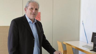 Bild: fks
In aller Gelassenheit gab Bürgermeister Werner Prucker seine Stimme ab. Er hatte keinen Gegenkandidaten und durfte schon vor der Auszählung guter Hoffnung sein, dass er die Geschicke in Reuth weiterhin lenken darf.