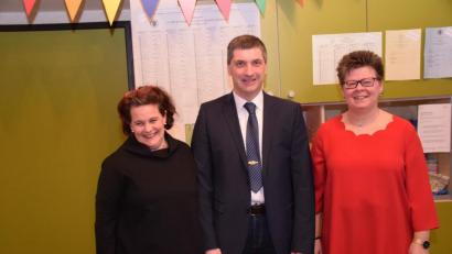 Bild: fz
Petra Baierl (links) und Birgit Krug (rechts) nehmen den neuen Bürgermeister Markus Ziegler in die Mitte und gratulieren ihm.