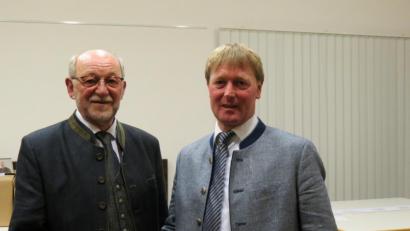Bild: tja
Bürgermeister Georg Köppl (links) beglückwünschte seinen Nachfolger Markus Schiesl (rechts).