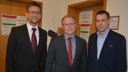 Bild: jr
Max Bindl (Mitte) geht in seine dritte Amtsperiode als Bürgermeister von Konnersreuth. Ihm gratulierten die unterlegenen Andreas Malzer (rechts) und Wolfgang Pötzl.